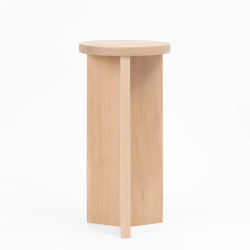 Minimalistic Affe pedestal in solid oak, perfect for any space, featuring a simple round top and clean lines.
