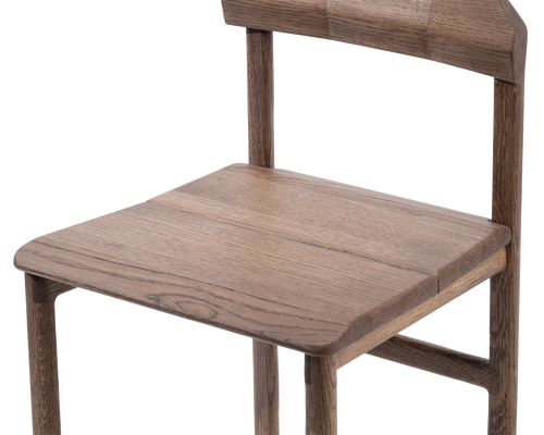 Close-up of the Karin Dining Chair in natural oak – handcrafted solid wood seat with curved edges and visible wood grain detail