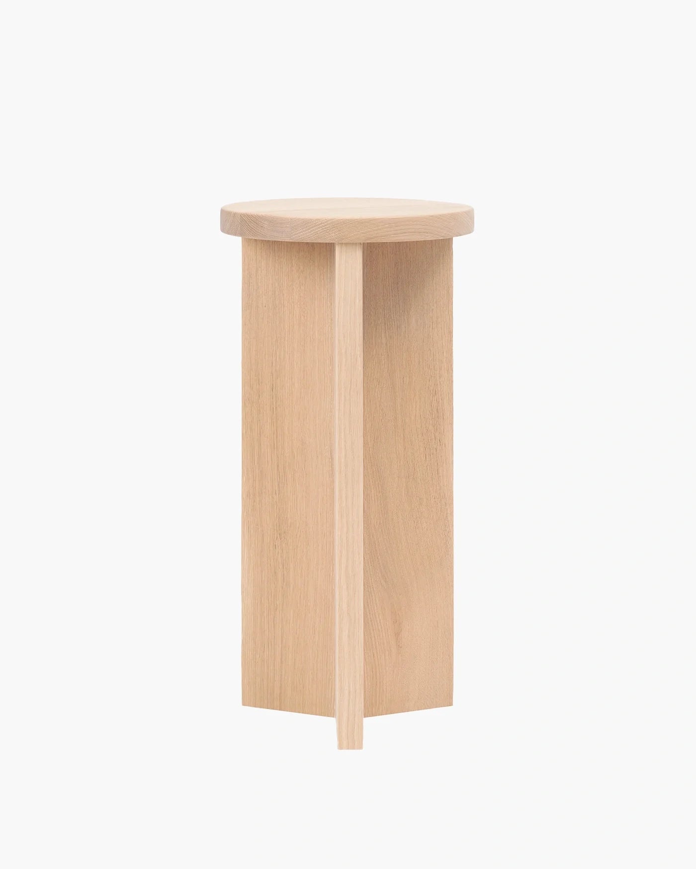 Affe pedestal in solid wood, showcasing Scandinavian design elegance for modern interiors.