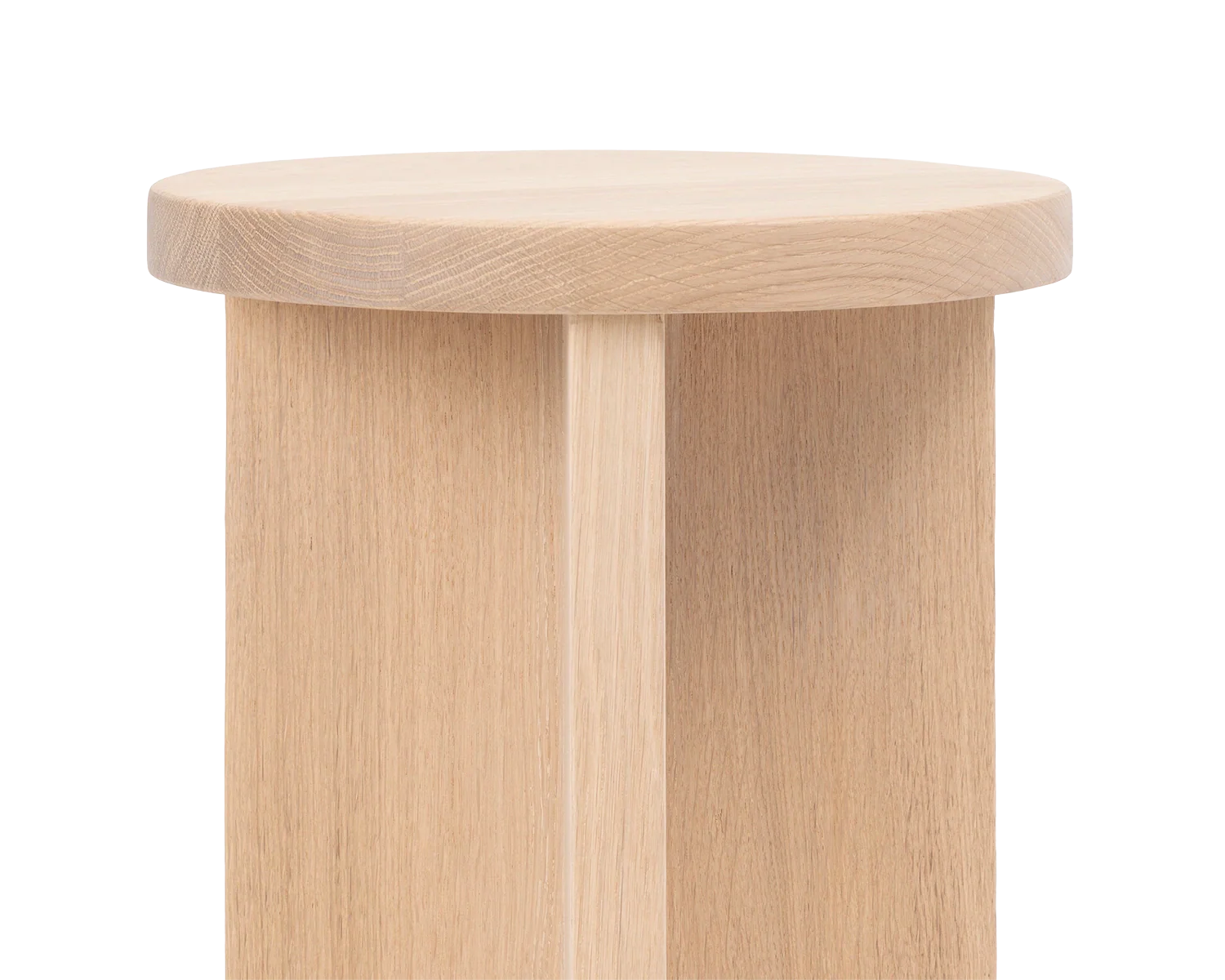 Close-up detail of the Affe Pedestal in solid oak, highlighting the smooth rounded edge and natural wood grain — handcrafted by Crea.