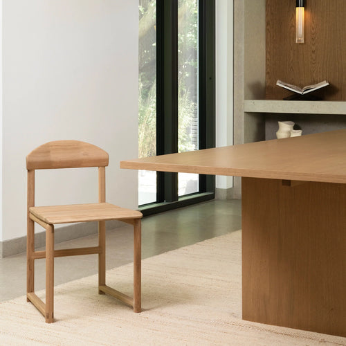 Karin dining chair in oak showcasing sculpted curves and solid wood, perfect for a Scandinavian dining setting.
